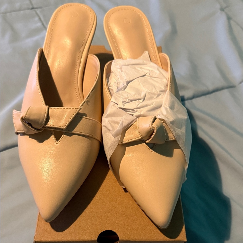 NWBOX Elegant Cream Heels with Bow Accent